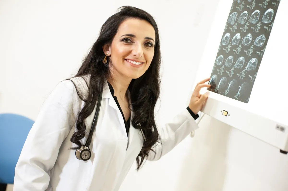 Dra. Jéssica explicando exames