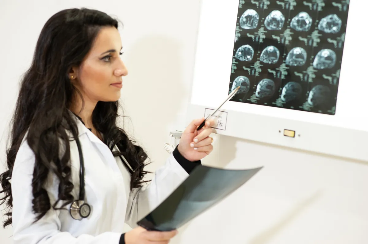 Dra. Jéssica analisando exames